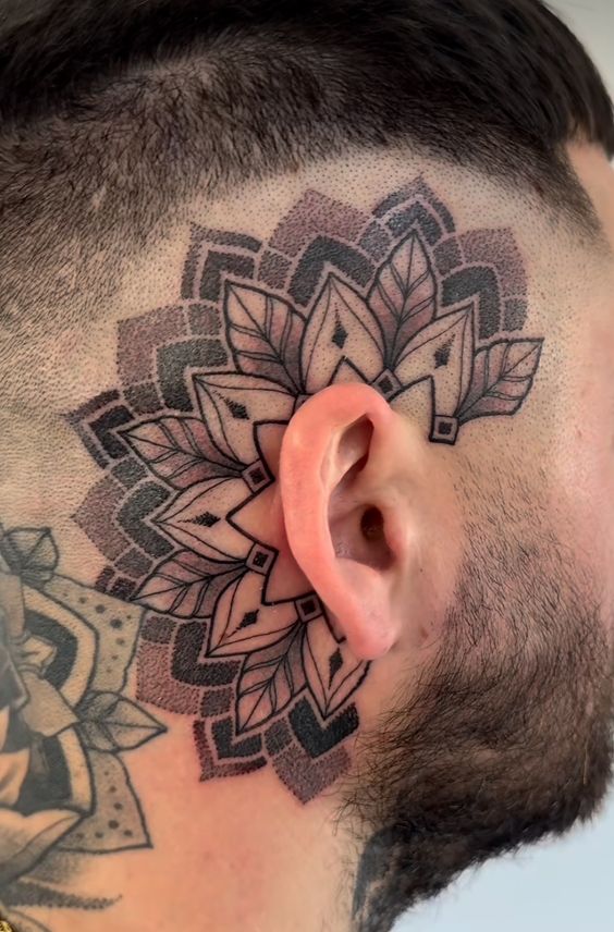 Hình xăm mandala blackwork trên đầu, chi tiết rõ nét, độ phân giải HD.