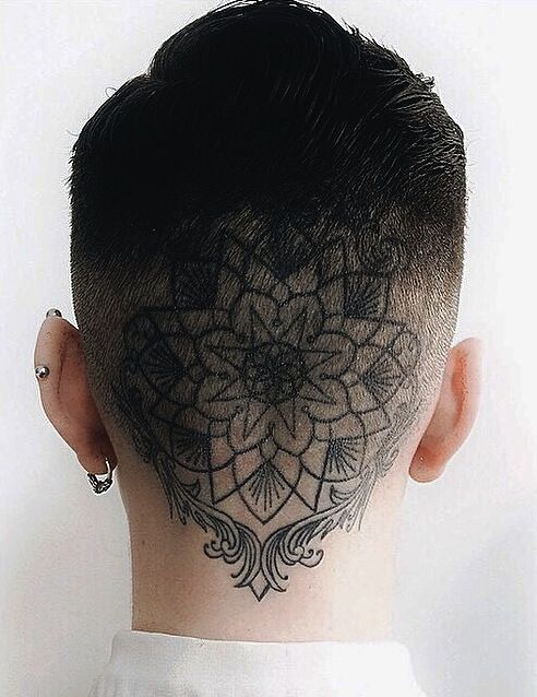 Hình xăm mandala sau đầu, phong cách blackwork chi tiết, ảnh HD.