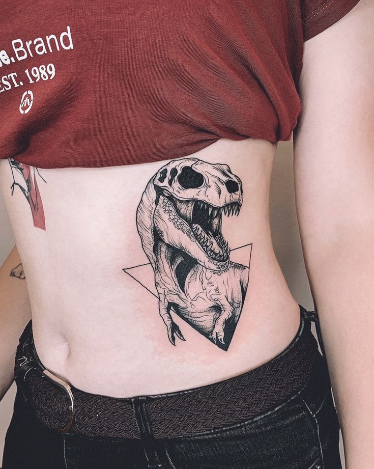 Hình xăm khủng long blackwork trên eo, chi tiết sắc nét, phong cách cổ điển, ảnh HD.