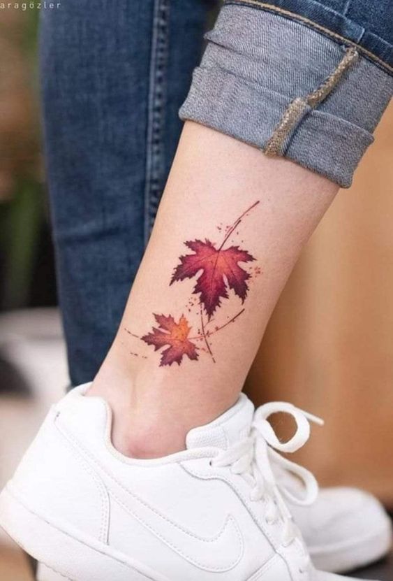 Mẫu xăm lá phong trên cổ chân ấn tượng Mẫu xăm lá phong trên cổ chân ấn tượng