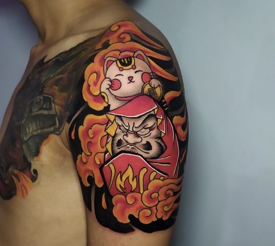Mẫu xăm màu daruma cùng mèo thần tài mang lại may mắn Hình xăm mèo may mắn Nhật Bản trên vai, phong cách màu sắc, chi tiết rõ nét, độ phân giải HD.