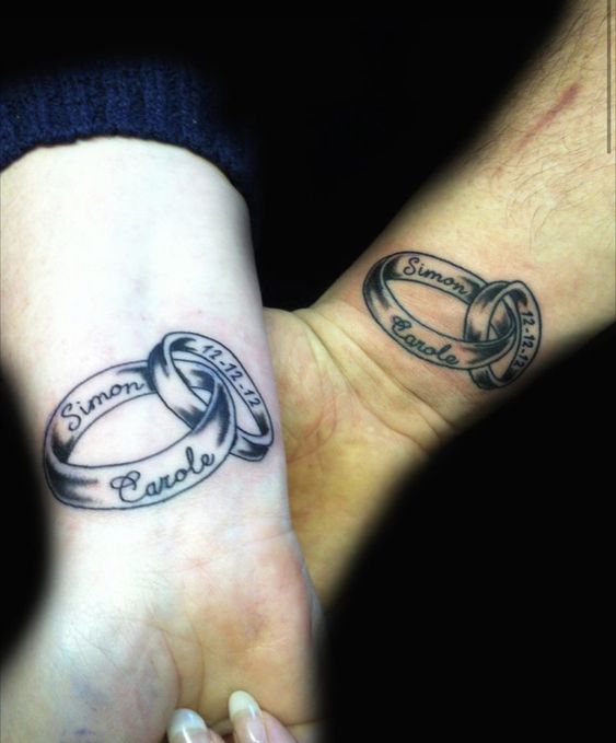 Hình xăm nhẫn đôi trên cổ tay, phong cách blackwork, chi tiết rõ nét, độ phân giải HD.