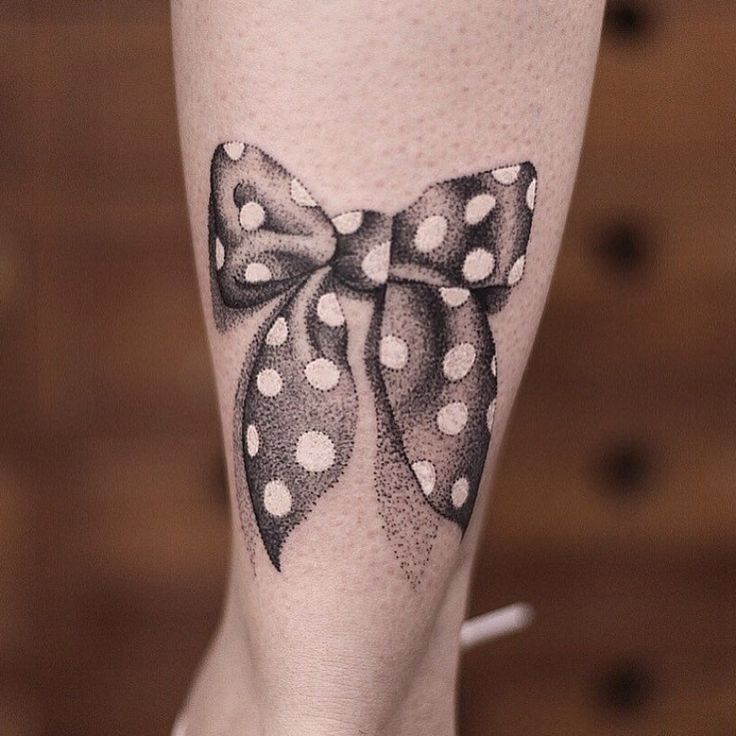 Mẫu xăm nơ ở đùi ấn tượng Hình xăm nơ chấm bi phong cách blackwork, vị trí cánh tay, chi tiết rõ nét, độ phân giải HD.