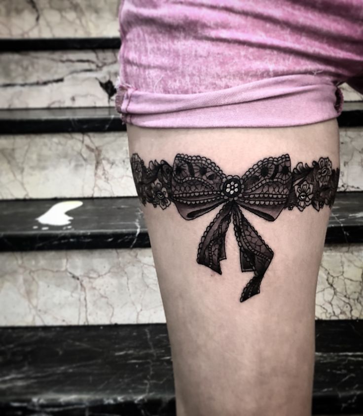 Kiểu xăm nơ ở đùi mẫu 12 Hình xăm nơ đen chi tiết trên đùi, phong cách blackwork, độ phân giải HD.
