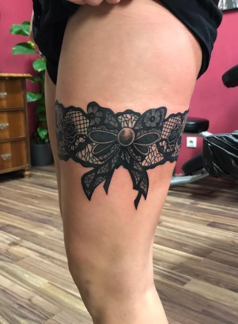 Hình xăm nơ ở đùi, mẫu thứ 6 Hình xăm nơ ren đen trên đùi, phong cách blackwork, chi tiết tinh xảo, ảnh HD.