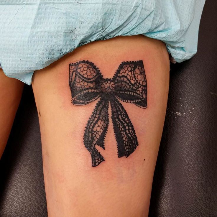 Hình xăm nơ ở đùi, mẫu thứ 9 Hình xăm nơ ren trên đùi theo phong cách blackwork, chi tiết rõ nét, độ phân giải HD.