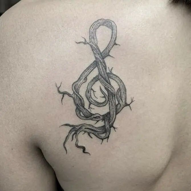 Hình xăm nốt nhạc phong cách blackwork trên vai, chi tiết tinh xảo, ảnh HD.