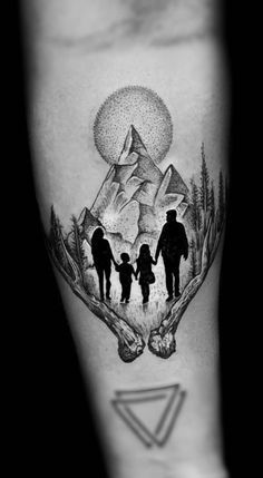 Hình xăm gia đình trên tay phong cách blackwork, chi tiết núi và cây, độ phân giải HD.