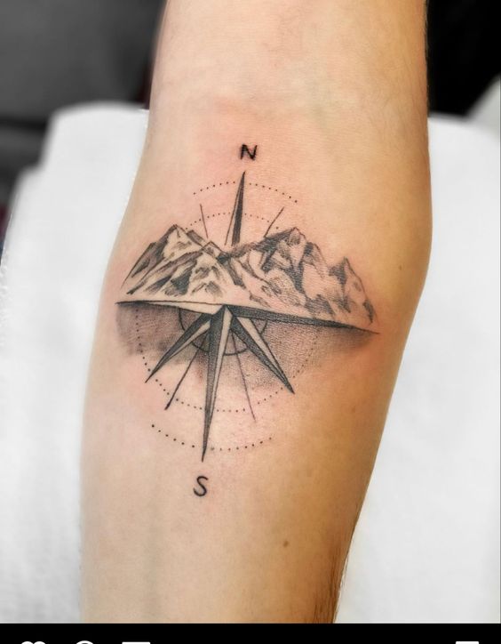 Hình xăm la bàn và núi trên tay, phong cách blackwork chi tiết, độ phân giải HD.