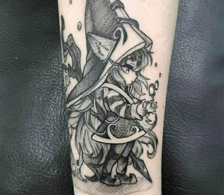 Hình xăm phù thủy phong cách blackwork trên cánh tay, chi tiết và sắc nét, độ phân giải HD.