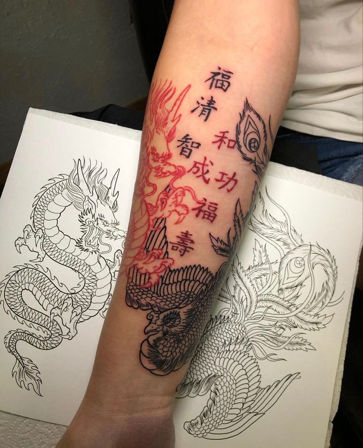 Hình xăm rồng và chữ Trung Quốc trên cánh tay, phong cách blackwork tinh xảo, độ phân giải HD.
