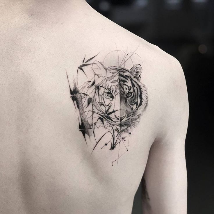 Hình xăm hổ phong cách blackwork trên vai, chi tiết sắc nét, độ phân giải HD.