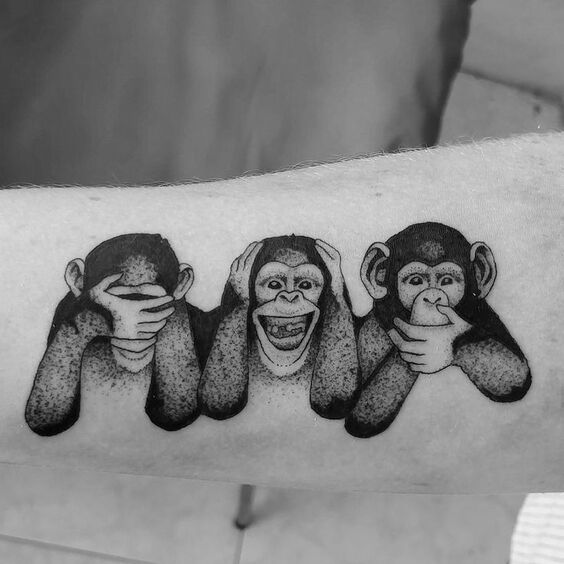 Thiết kế hình xăm thể hiện sự đa dạng sắc thái Hình xăm ba con khỉ trên tay, phong cách blackwork, chi tiết rõ nét, độ phân giải HD.