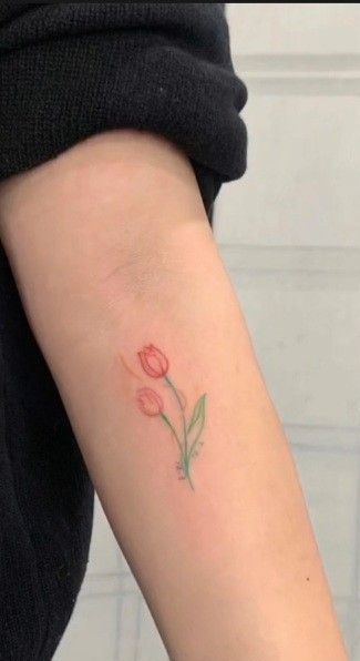 Hình xăm hoa tulip mini trên cánh tay, phong cách màu nước tinh tế, độ phân giải HD.
