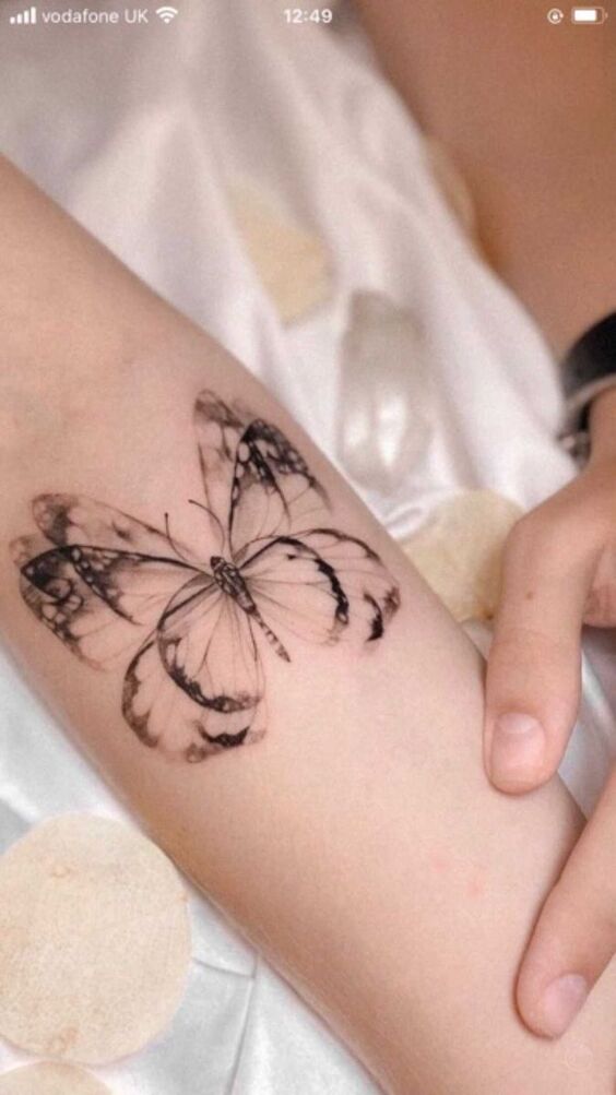 Hình xăm bướm blackwork trên tay, phong cách tinh tế, ảnh chất lượng HD.