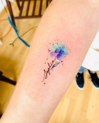 lạ mắt với kiểu xăm tên nghệ thuật độc đáo Hình xăm hoa nhỏ phong cách màu nước trên cánh tay, độ chi tiết cao, ảnh HD.