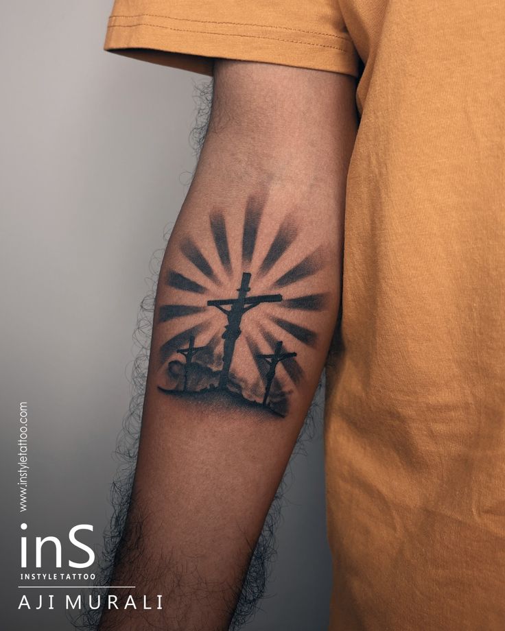 Hình xăm thánh giá blackwork ở bắp tay, phong cách tối giản, độ phân giải HD.
