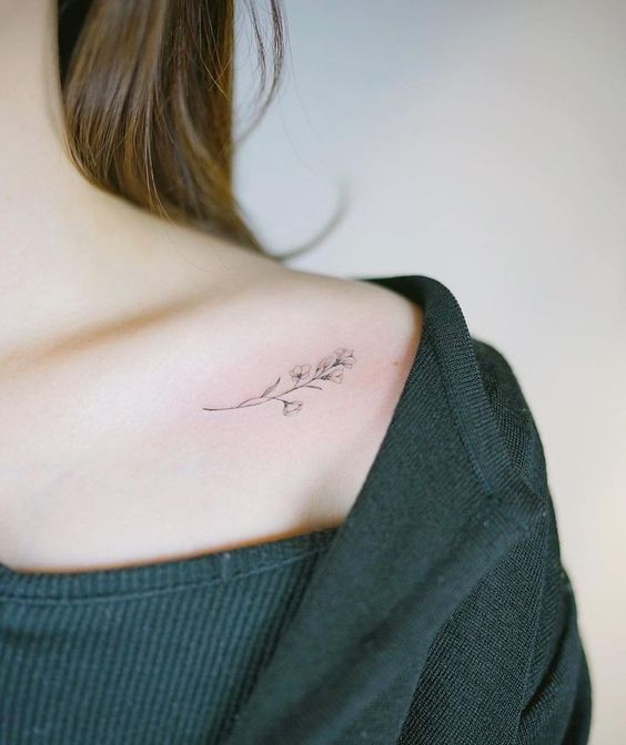 Hình xăm hoa mini trên vai, phong cách blackwork tinh tế, ảnh HD sắc nét.
