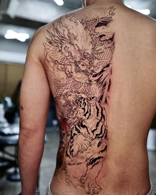 Lên nét hình xăm hổ và rồng kín nửa lưng Hình xăm rồng và hổ chi tiết trên lưng, phong cách blackwork, độ phân giải HD.