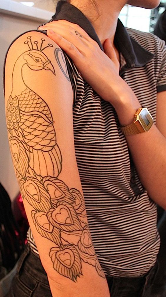 Hình xăm công trên cánh tay, phong cách blackwork, độ chi tiết cao, ảnh HD.
