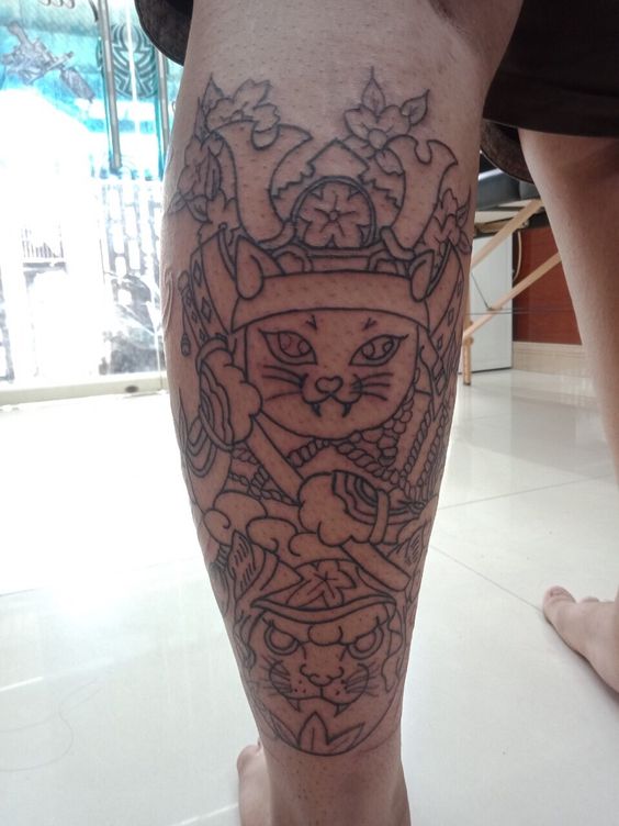 Điểm nét hình xăm mèo samurai cho khách hàng Hình xăm mèo samurai trên chân, phong cách blackwork chi tiết, ảnh HD.