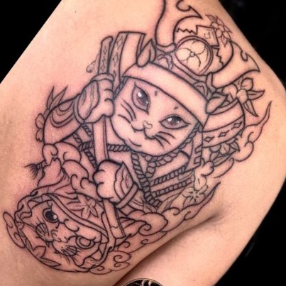 lên nét hình xăm mèo samurai kết hợp búp bê daruma Hình xăm mèo samurai, vị trí vai, phong cách blackwork, chi tiết rõ nét, độ phân giải HD.