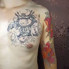 Lên nét hình xăm mèo samurai kết hợp cá chép ở ngực Hình xăm mèo samurai và hoa trên ngực và cánh tay, phong cách màu sắc, chi tiết, ảnh HD.