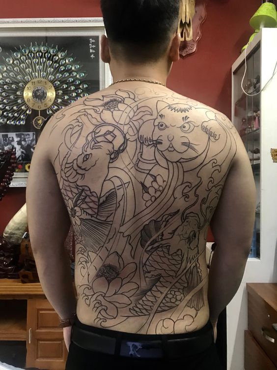 Hình xăm Nhật Bản trên lưng, phong cách blackwork, chi tiết cao, ảnh HD.