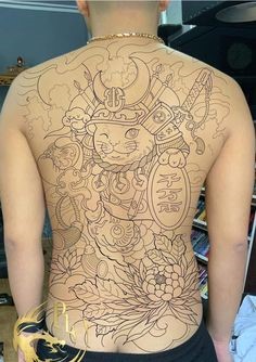Hình xăm mèo thần tài, phong cách blackwork, chi tiết trên lưng, độ phân giải cao HD.