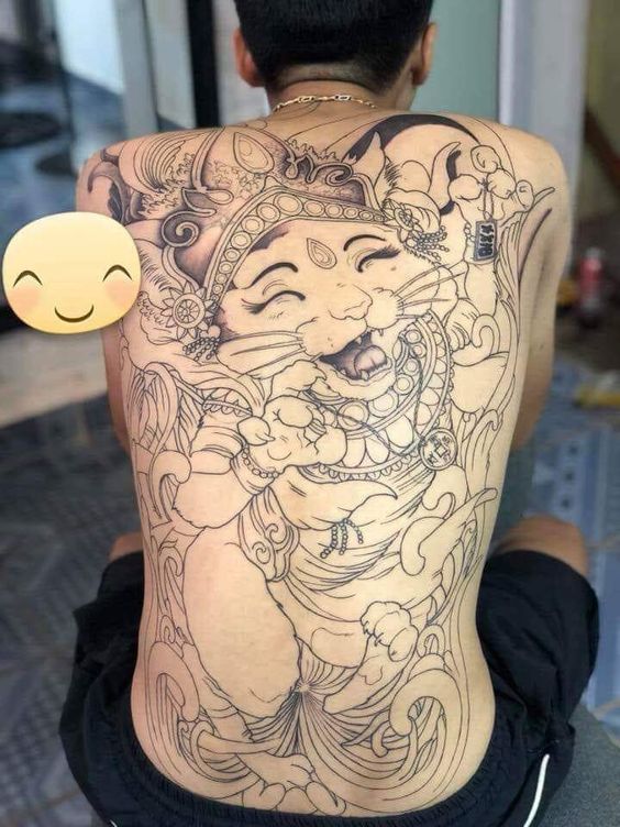 Hình xăm thần mèo đen trắng trên lưng, phong cách cổ điển, chi tiết, độ phân giải HD.