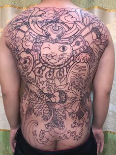 Hình xăm samurai chi tiết trên lưng, phong cách blackwork, độ phân giải HD.