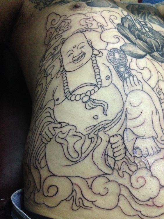 lên nét xăm ông thần tài cùng với mây và hoa Hình xăm Phật Di Lặc trên bụng, phong cách blackwork, chi tiết sắc nét, độ phân giải HD.