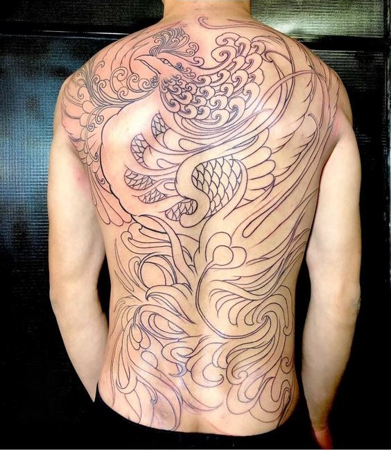 Hình xăm phượng hoàng trên lưng, phong cách blackwork chi tiết, ảnh HD.