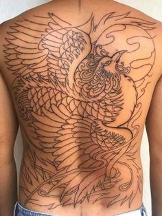 Hình xăm phượng hoàng trên lưng, phong cách blackwork, chi tiết rõ nét, độ phân giải HD.