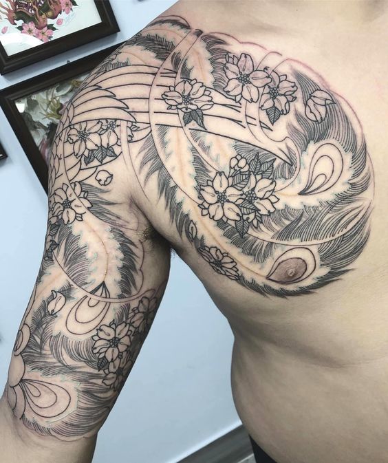 Lên nét hình xăm phượng hoàng vắt vai cho khách Hình xăm hoa văn cổ điển trên vai, phong cách blackwork chi tiết, ảnh HD.