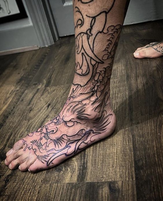 Hình xăm rồng phong cách blackwork trên chân, chi tiết cao, ảnh độ phân giải HD.