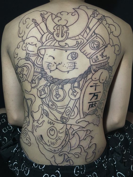 Hình xăm mèo samurai trên lưng, phong cách blackwork chi tiết, độ phân giải HD.