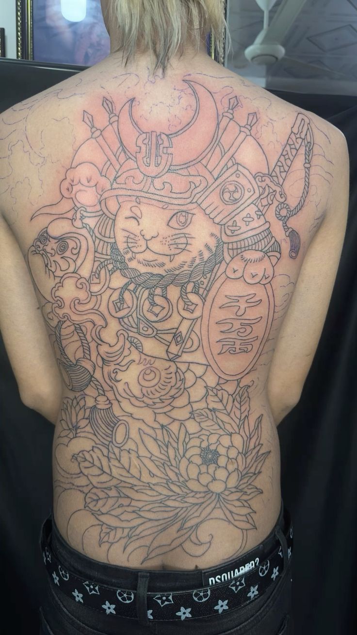Hình xăm mèo samurai trên lưng, phong cách blackwork chi tiết, độ phân giải HD.