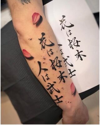 Lên ý tưởng cho mẫu tattoo chữ Hán nghệ thuật Hình xăm chữ Nhật trên tay với cánh hoa, phong cách blackwork chi tiết, ảnh HD.