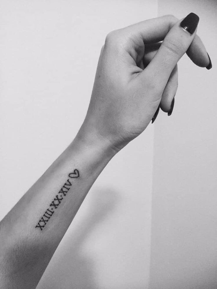 mẫu xăm La Mã cuốn hút trên cổ tay Hình xăm chữ số La Mã mini trên cổ tay, phong cách blackwork, ảnh đen trắng HD.