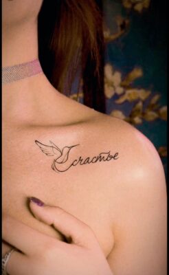 Hấp dẫn với mẫu tattoo tên trên xương quai xanh Hình xăm chữ và chim trên vai, phong cách tối giản, ảnh chất lượng HD.