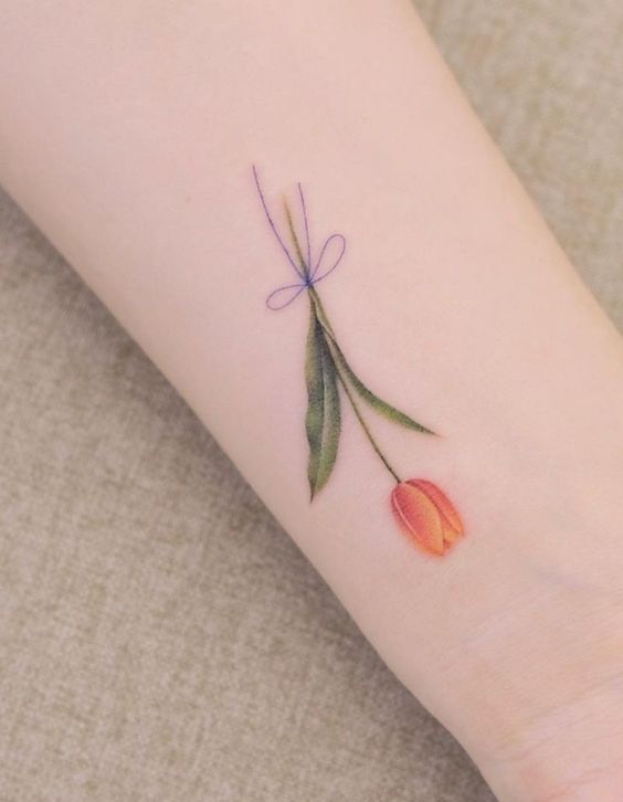 Hình xăm hoa tulip mini trên cánh tay, phong cách màu nước, chi tiết tinh tế, ảnh HD.