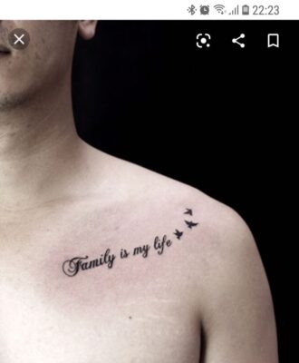 Hình xăm chữ và chim trên vai, phong cách blackwork, độ phân giải HD.