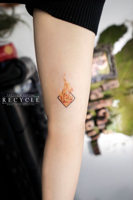 lửa và sức sống mãnh liệt Hình xăm ngọn lửa mini trên cánh tay, phong cách màu nước, độ phân giải HD.