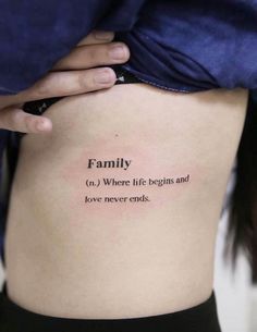 Hình xăm chữ "Family" phong cách tối giản trên sườn, độ phân giải HD, thể hiện tình cảm gia đình.