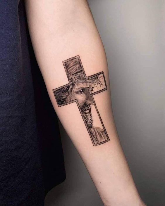 Hình xăm chữ thập chi tiết phong cách blackwork trên cánh tay, độ phân giải HD.