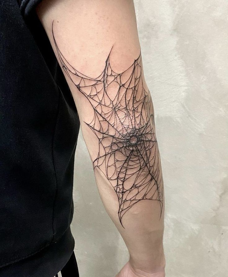 Hình xăm mạng nhện trên tay, phong cách blackwork, chi tiết tinh xảo, độ phân giải HD.