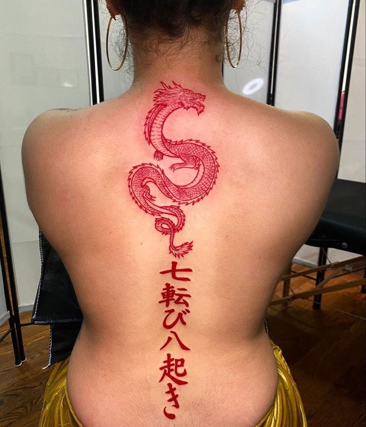 Hình xăm rồng đỏ trên lưng, phong cách blackwork, chi tiết, độ phân giải HD.