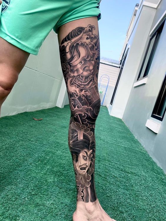 Hình xăm samurai trên chân, phong cách blackwork chi tiết, độ phân giải cao.
