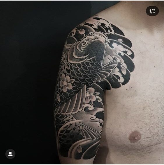 mau-1-e1712567716882 Hình xăm cá chép phong cách blackwork trên vai, chi tiết cao, độ phân giải HD.
